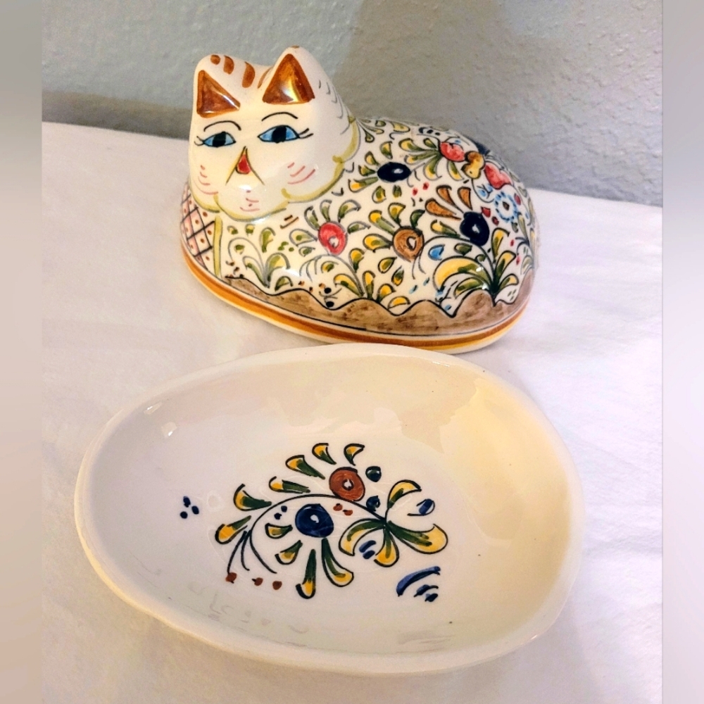 Cat pottery